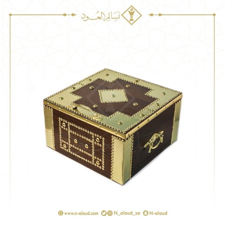 صندوق فاخر يحتوي على مبخرة ملكية مع علبة عود