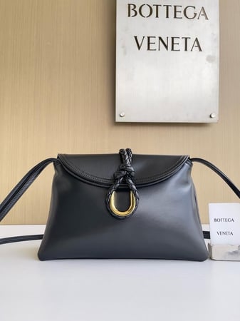 بوتيقا Winter Liberta مقاس 27cm