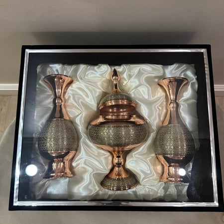 طقم ثلاث قطع تحف نحاس مطعم بالعاج