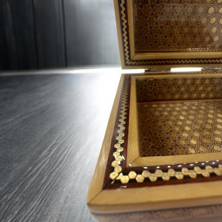 علبة خشبية فآخره صناعة يدوية مطعمه بالنحاس والعاج