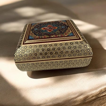 علبة خشبية فاخرة مطعمه بالعاج والنحاس