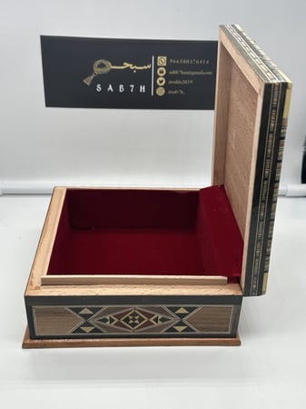 علبة خشبية فاخرة لحفظ المقتنيات مطعمة بالصدف