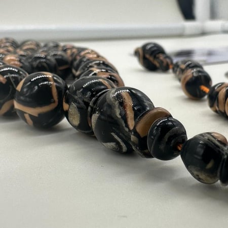 سبحة من جلد التمساح الطبيعي مع عينة