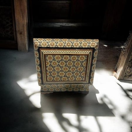 علبة خشبية فاخرة مطعم بالعاج والنحاس