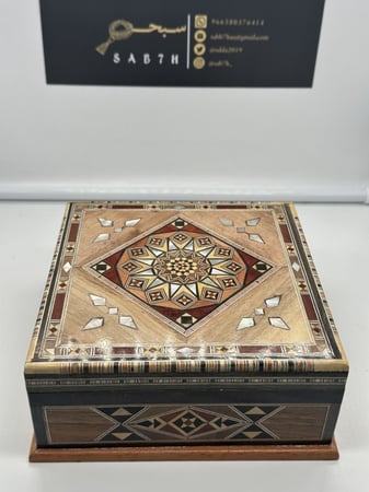 علبة خشبية فاخرة لحفظ المقتنيات مطعمة بالصدف
