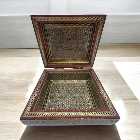 علبة خشبية فاخرة مطعمه بالعاج والنحاس