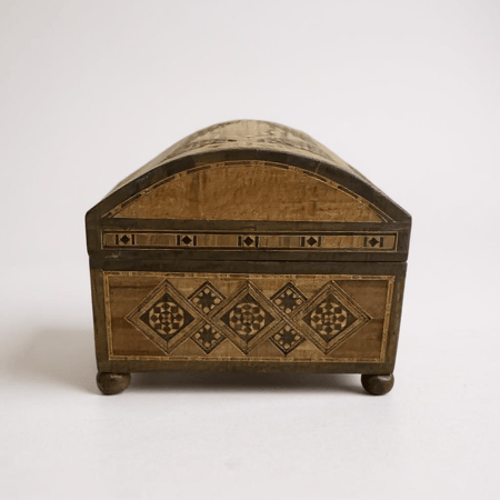 صندوق خشبي مطعم بالصدف مع قفل