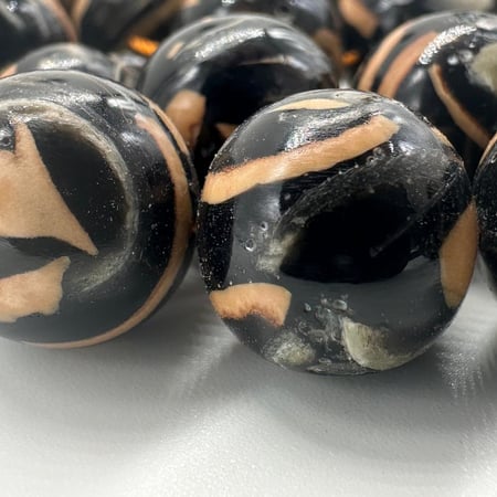 سبحة من جلد التمساح الطبيعي مع عينة