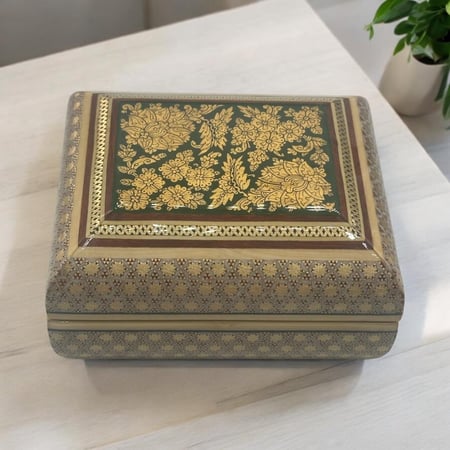 علبة خشبية فآخره صناعة يدوية مطعمه بالنحاس والعاج