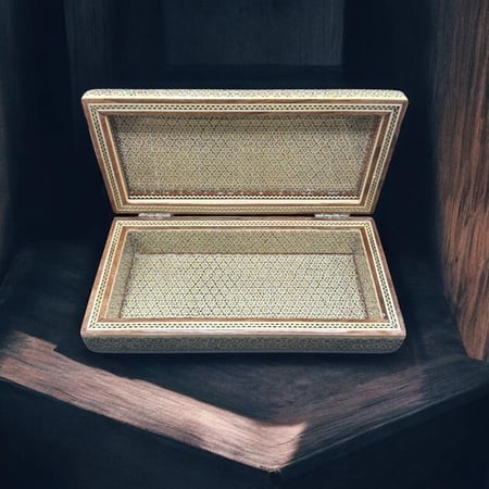 علبة خشبية مطعمه بالعاج والنحاس