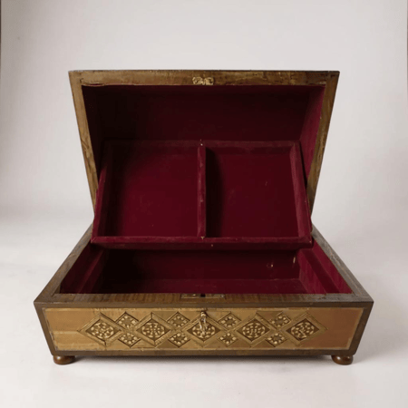 صندوق خشبي مطعم بالصدف مع قفل