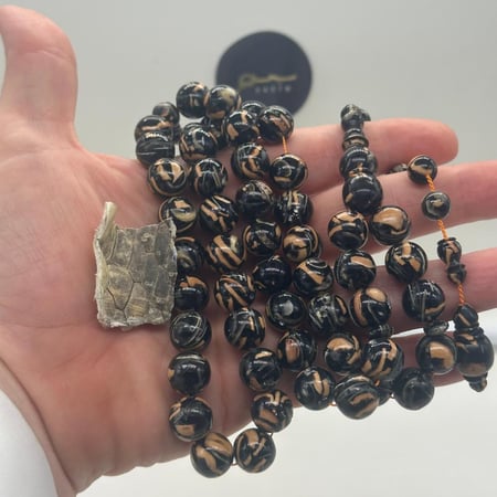 سبحة من جلد التمساح الطبيعي مع عينة