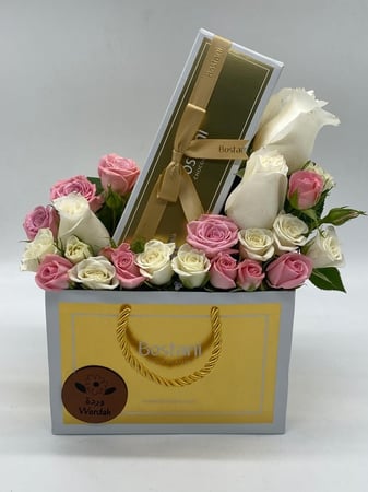 كيس وتشوكليت بستاني مع الورد الطبيعي وردي