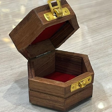 علبة خشبية هندية صغيرة
