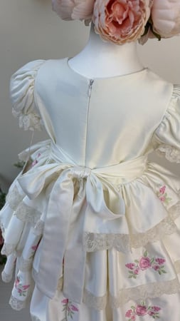 فستان ريمي بطبقات مطرزة بالورد+طوق+جيبونة