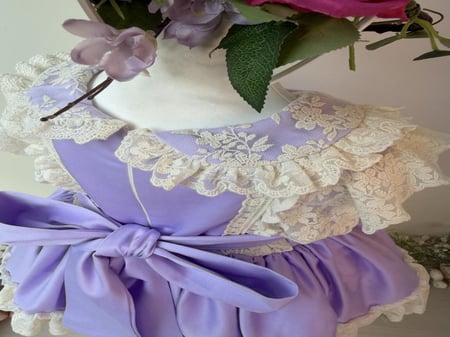 فستان فيكتوري موف مع طوق فيكتوري كريستال