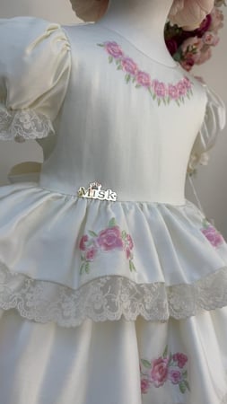 فستان ريمي بطبقات مطرزة بالورد+طوق+جيبونة