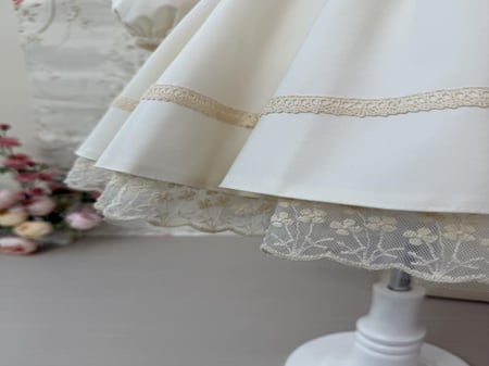 فستان كريمي بفيونكات حمراء