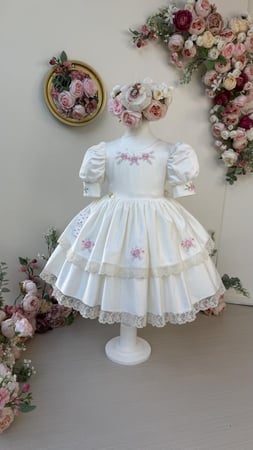 فستان ريمي الصغيرة+ فيونكة الشعر