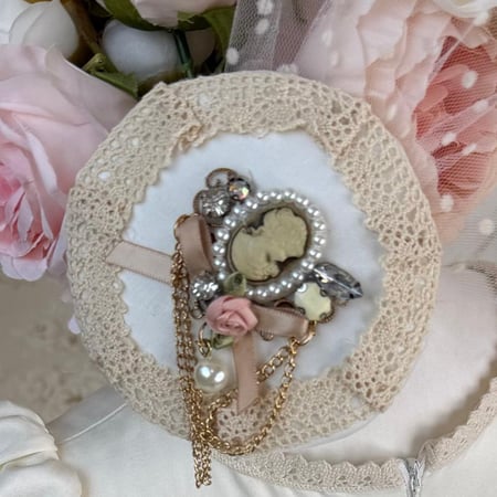 فستان ريمي الصغيرة+ فيونكة الشعر