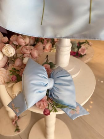 فستان وردة العيد ( مطرز بالورد) +فيونكة الشعر