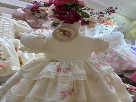 فستان ريمي بطبقات مطرزة بالورد+طوق+جيبونة