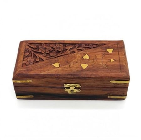 صندوق خشبي مزخرف لحفظ العود والمجوهرات