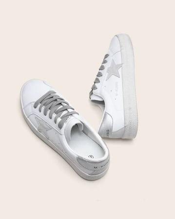 حذاء رياضي مزين بنجمه