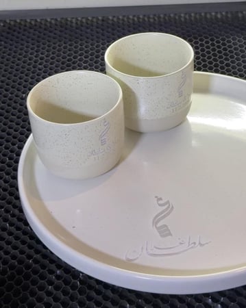 صحن رخامي بنحت الحروف والأسماء