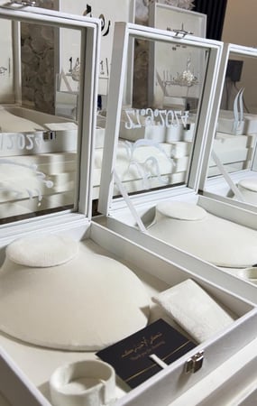 بوكس العقد الجلد والقزاز الشفاف شامل التنسيق الاسم او الحروف