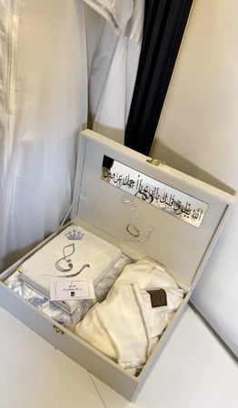 بوكس مخملي فاخر كبير شامل التنسيق +سجاده حرير بلمعه+شرشف صلاه قطن درجه اولى +مصحف معتاد شامل الاسم