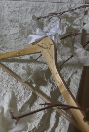 علاقه خشبي شامل نحت الاسم وتنسيق الولو والشريطة