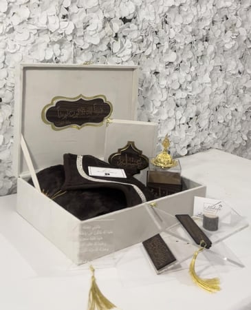 مجموعه ال بوكس مخملي  بتنسيق خشبي يشمل سجاده +فاصل +سبحه +حامل قران +مصحف حجم المعتاد +بوكس كبير مخمل شامل التنسيق