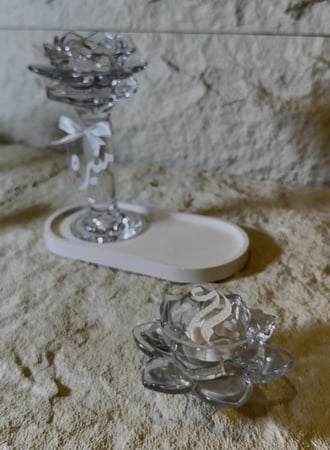 مجموعة المبخره الكرستال تشمل صينيه رخاميه +مبخره ورد الكريستال شامل الاسم او الحروف +علبة الورد الكريستال شامل الحروف اوا الاسم اختياري رقم5732764