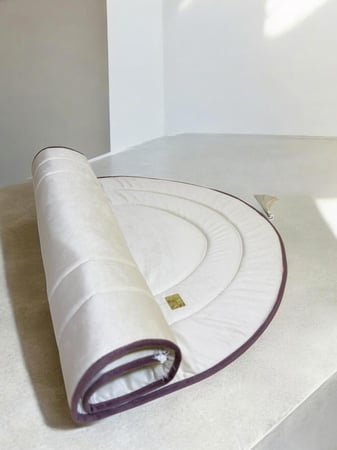 سجادة سفنج بيج بأطراف لون موف بتصميم بيضاوي