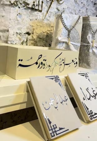 بوكس العروسين الفاخر مصحفين حجم المعتاد بتصميم اكريلك +سجادتين حرير +بوكس مخملي واكريلك شامل التنسيق+سبحتين كريستال