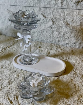 مجموعة المبخره الكرستال تشمل صينيه رخاميه +مبخره ورد الكريستال شامل الاسم او الحروف +علبة الورد الكريستال شامل الحروف اوا الاسم اختياري رقم5732764