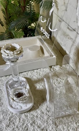 بكج العروس بوكس العقد بغطاء اكريلك بتنسيق الخرز +استاند المسكة بتنسيق الخرز +مبخرة الورد الكريستال +وردة العود +صينية رخام بتنسيق البلور شامل التنسيق