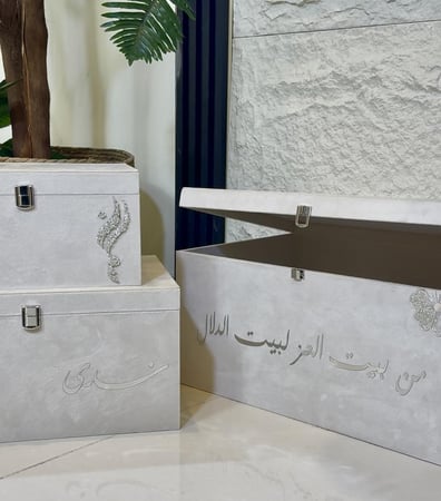 طقم دبش العروس الفاخر ٣ يوكسات مخملي بتصميم الخرز الأمه والأكريلك المرايا ٣ قطع