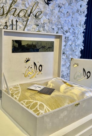 بوكس مخملي يشمل سجاده تركي ذهبي +مصحف حجم المعتاد شامل الاسم +شرشف صلاه قماش القطن الكويتي +بوكسً مخملي كبير شامل التنسيق