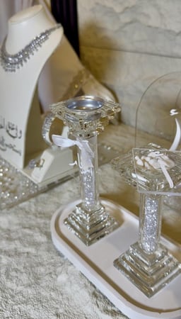 بكج العروس يشمل مبخرة كريستال شامل الاسم +علبه العود شامل الحرف +صنيه رخام+صدرية عقد+صينية اكريلك +استاند المسكة+بلور نثر على استاند المسكه والصدرية