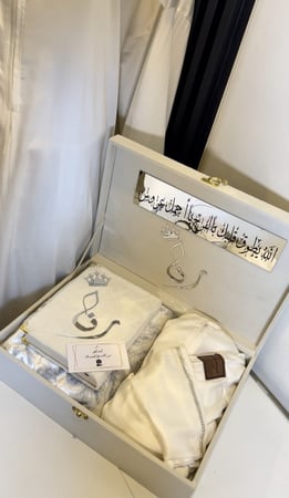 بوكس مخملي فاخر كبير شامل التنسيق +سجاده حرير بلمعه+شرشف صلاه قطن درجه اولى +مصحف معتاد شامل الاسم