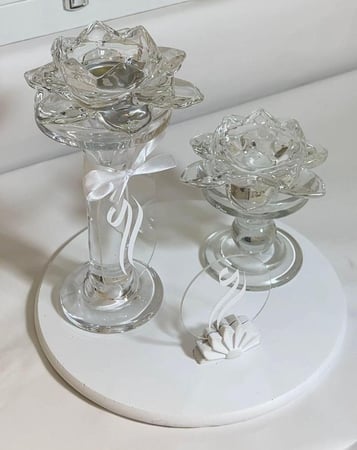 مجموعة المبخره الكرستال تشمل مبخره كبيره كرستال +علبه العود الكرستال +لوحه صغيره شامل الحروف أو الاسم +صينيه خشبيه +استاند مسكه عروس شامل الحروف