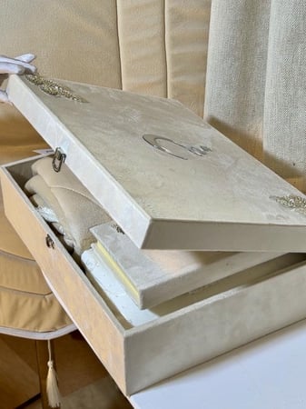 بوكس مخملي فاخر كبير شامل التنسيق بتصميم الخرز +سجاده سفنج بتطريز الخرز +شرشف صلاة مطرز بتصميم الخرز قطن+مصحف معتاد شامل الاسم