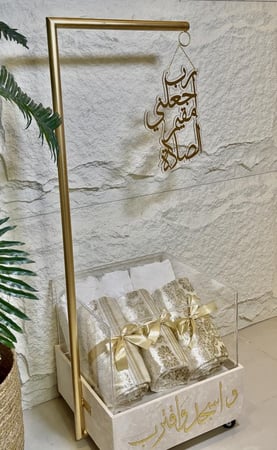 عربية وبوكس السجادات وشراشف الصلاه شامل التنسيق يكفي ٦ سجادات ٦ شراشف صلاه