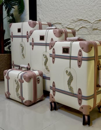 تعليقات اكريلك لشنط الدبش يتميز بتصميم بريق الكريستال البارز اختياري اسم او حروف