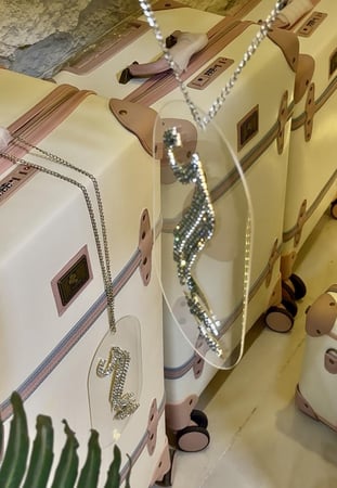 تعليقات اكريلك لشنط الدبش يتميز بتصميم بريق الكريستال البارز اختياري اسم او حروف