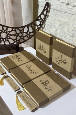 مصحف جلد فاخر الحجم المعتاد ١٤ في ٢٠ شامل الاسم