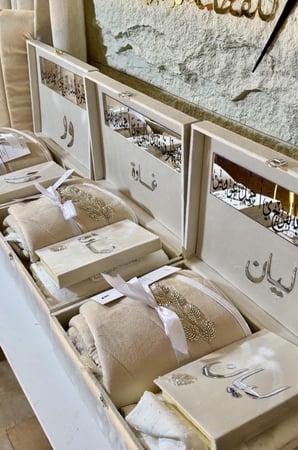 بوكس مخملي فاخر كبير شامل التنسيق بتصميم الخرز +سجاده سفنج بتطريز الخرز +شرشف صلاة مطرز بتصميم الخرز قطن+مصحف معتاد شامل الاسم