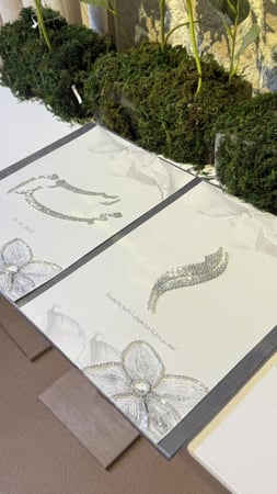 مجلة مخملية او جلد تفصيل حسب الطلب بتطريز الخرز اللامع  على ورق القطن الفاخر